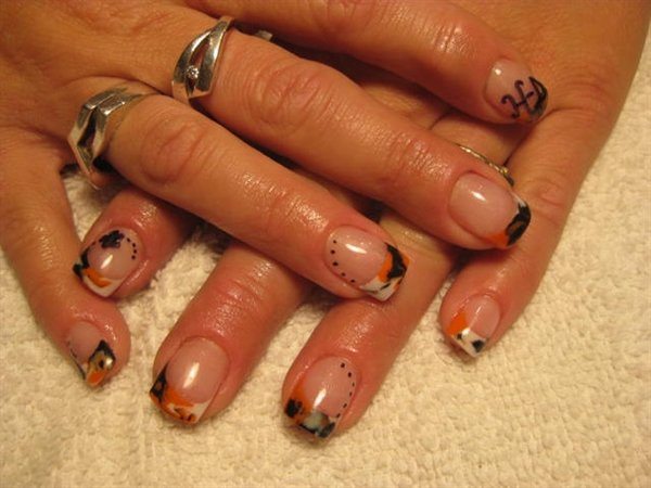 Ongles blancs, noirs et orange avec initiales HD et fleurs noires à pois