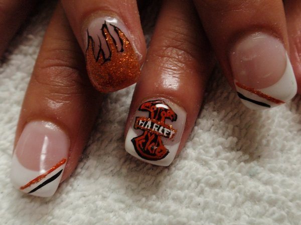 Ongles à pointe blanche avec rayures orange et noires et symbole de flammes et de bouclier Harley Davidson