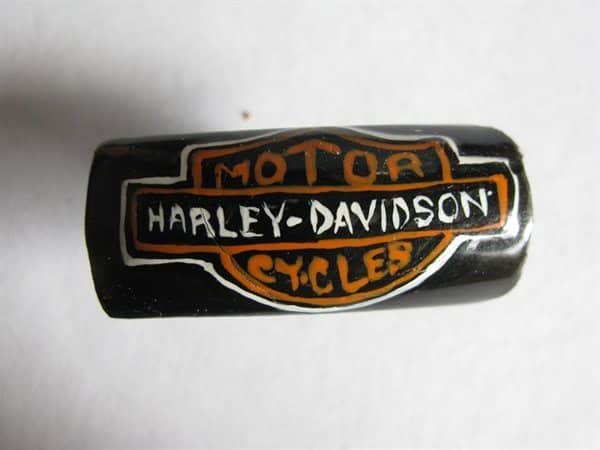 Pointe d'ongle noire Harley Davidson avec symbole de bouclier et mots