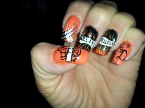 Ongles Harley Davidson orange et noirs avec tourbillons, symbole de bouclier et initiales HD sur la bannière