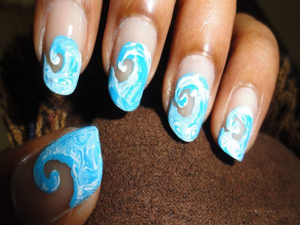 Ongles unis avec des vagues tourbillonnées bleues et blanches