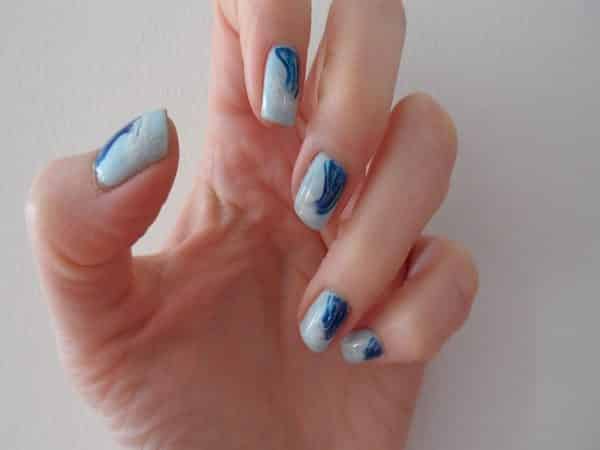 Ongles bleu clair avec des dessins de vagues