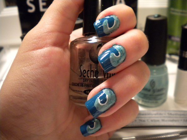 Ongles bleus avec des vagues vertes