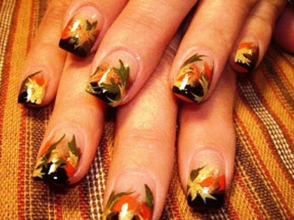 Ongles unis avec pointes brunes et décorations de feuilles vertes, jaunes, oranges et rouges