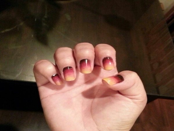 Ongle brun avec des couches d'orange et de jaune