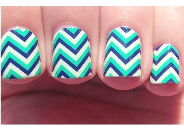 Λευκό, Ανοιχτό Μπλε, Σκούρο Μπλε και Aqua Striped Nails