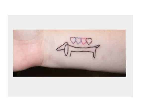 Τατουάζ Dachshund Inner Wrist Tattoo με τέσσερις χρωματιστές καρδιές