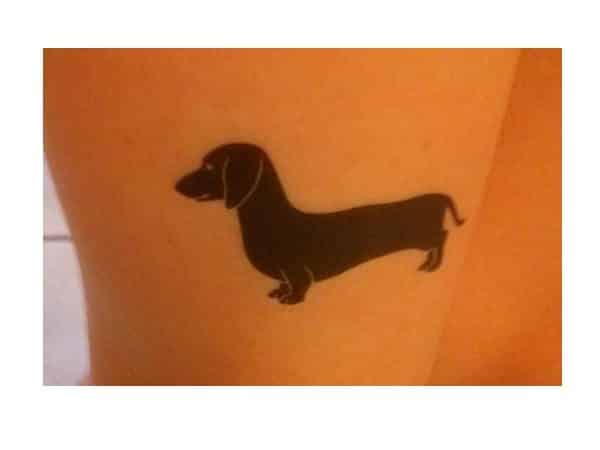 Tatouage de jambe de chiot teckel noir