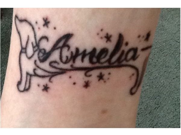 Tatouage teckel Amelia avec des étincelles