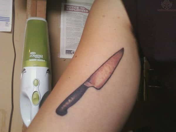 Σκουριασμένο χασάπη μαχαίρι βραχίονα τατουάζ