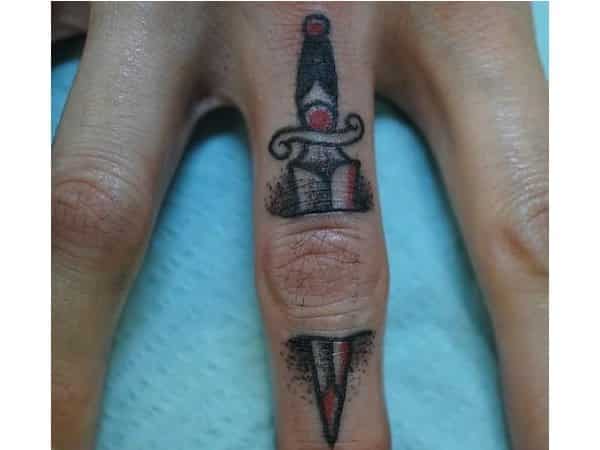 Tatouage de bague de poignard noir