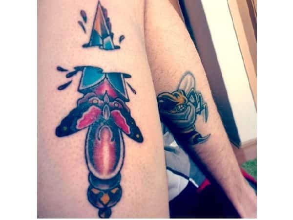 Tatouage de jambe de papillon de poignard coloré
