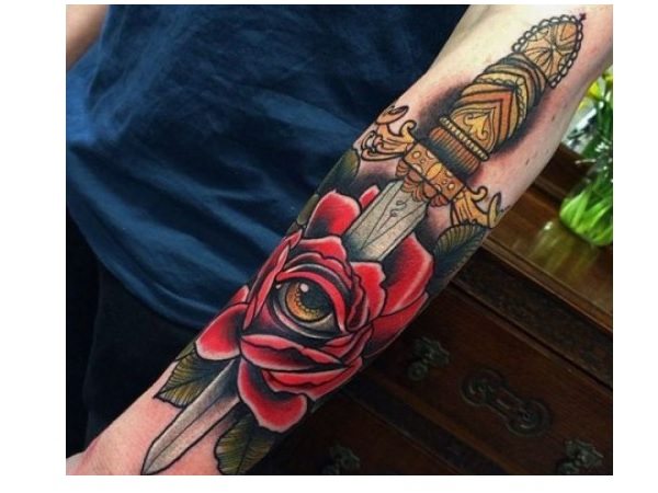 Dague dorée avec tatouage rose et couleur des yeux