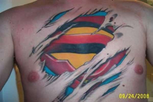 קעקוע חזה לעור מגורר סופרמן