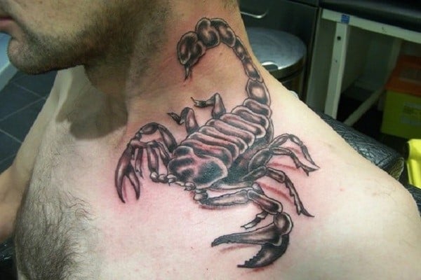 Τατουάζ Scorpion Neck and Shoulder