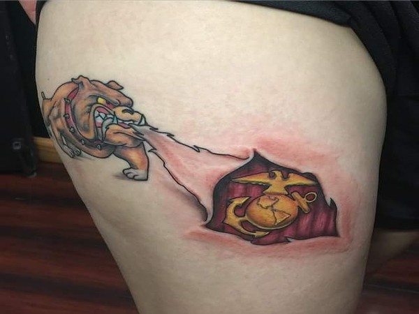 Bulldog déchirant la peau Marine Corp Tattoo