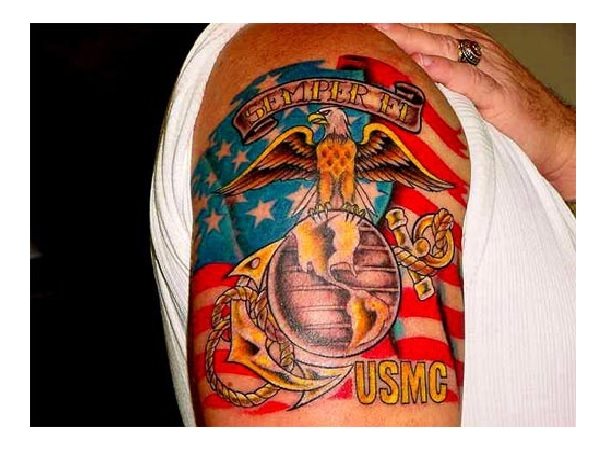 Tatouage coloré du Corps des Marines avec l'aigle, le monde et le drapeau