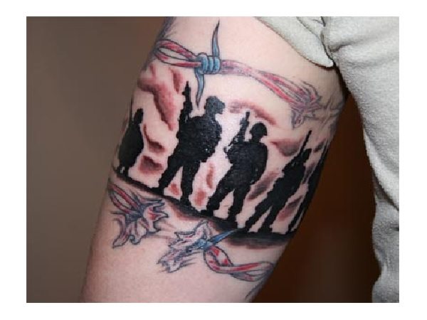 Tatouage de soldats ombragés noirs avec du fil de fer barbelé aux couleurs patriotiques