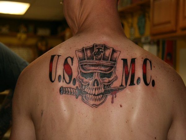 Tatouage du corps des marines avec crâne et poignard