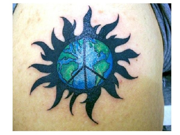 Signe de paix de globe avec le tatouage de rayons de soleil bleus