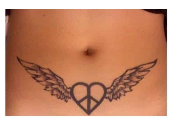 Tatouage de signe de paix en forme de coeur avec des ailes