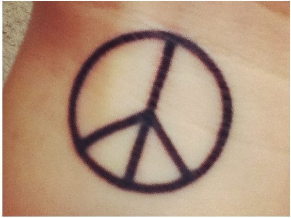 Tatouage poignet signe de paix simple