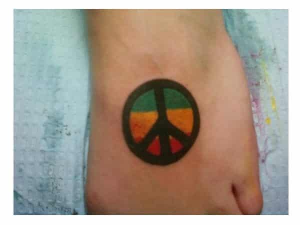 Tatouage de signe de paix rouge, vert et jaune