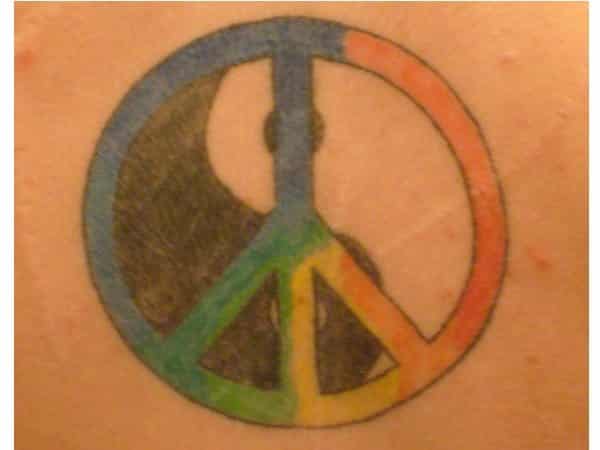 Signe de paix coloré et tatouage Yin et Yang
