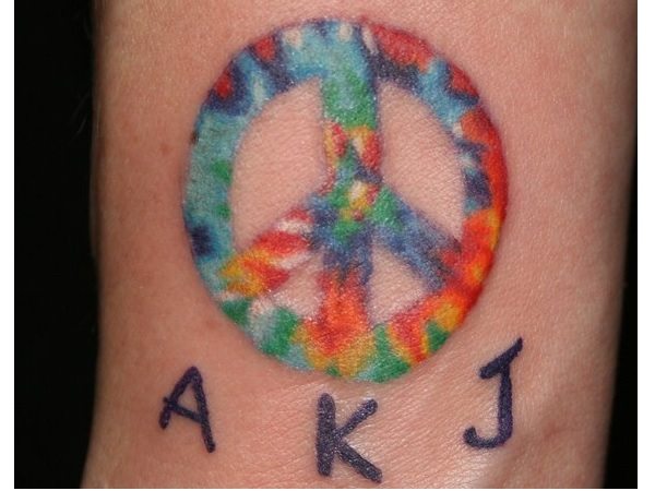 Tatouage de signe de paix arc-en-ciel Tie Dye avec initiales