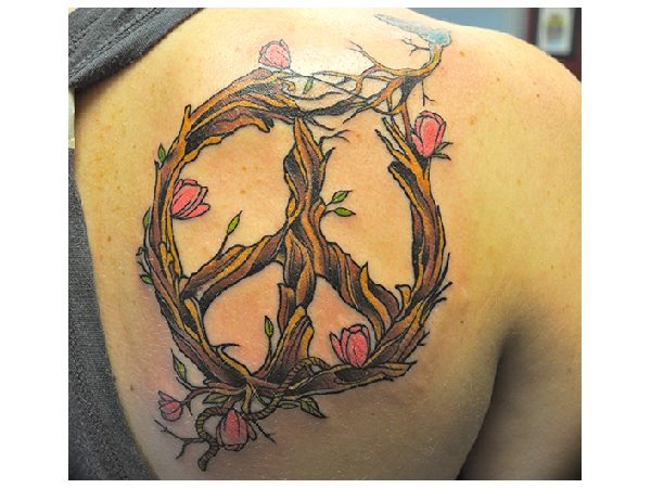 Branches d'arbres avec tatouage de signe de paix de fleurs