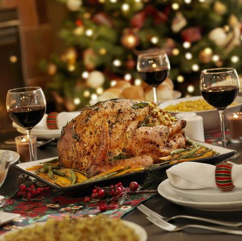 dîner de dinde de Noël, avec canneberge, vinaigrette à la sauge, pacanes confites aux canneberges et romarin