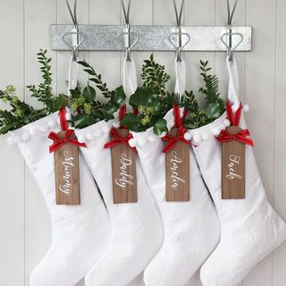 Καθαρή λευκή κάλτσα Santa με εξατομικευμένη ξύλινη ετικέτα