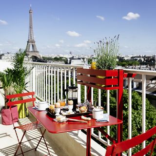 Table de balcon de bistrot