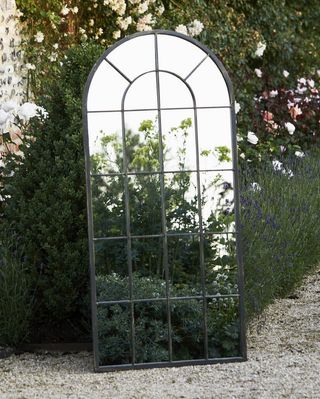 Grand miroir de jardin arqué en métal noir