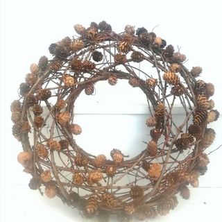 Couronne de pomme de pin et de brindille enroulée inspirée de l'automne