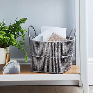 Petit panier de rangement tissé gris