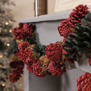 Παραδοσιακή χριστουγεννιάτικη γιρλάντα Pinecone