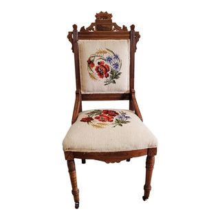 Chaise de salon victorienne en noyer