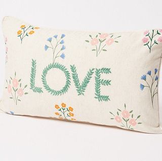 Coussin imprimé vert brodé Love