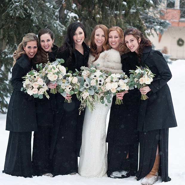 Styles de demoiselle d'honneur noires avec des bottes pour un mariage d'hiver