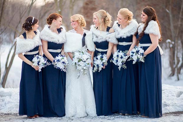 Navy Blue Winter Winter Bridesmaids και White Fur Shawls