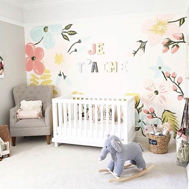 Floral Wall Nursery ιδέα για κορίτσια