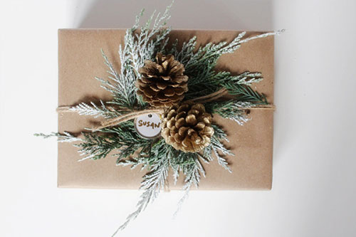 Emballage cadeau de Noël en papier brun avec pommes de pin de cèdre