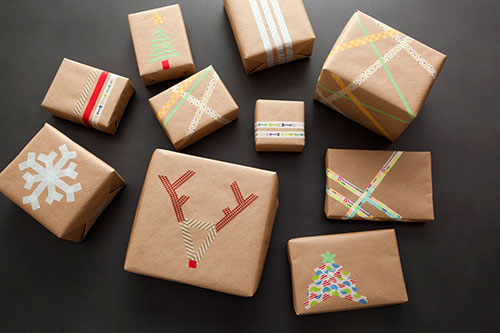 Emballage cadeau de Noël en papier brun avec ruban coloré