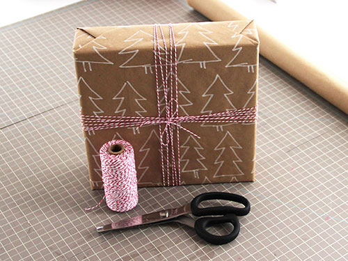 Idée d'emballage de papier brun d'arbres de Noël