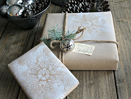 Emballage cadeau en papier brun peint à la bombe