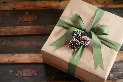 Emballage cadeau en papier brun simple pomme de pin