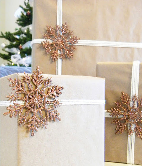 Emballage cadeau de Noël en papier brun flocon de neige scintillant