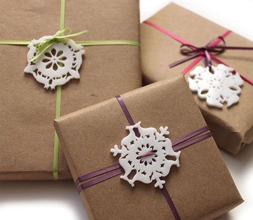 Emballage cadeau de Noël en papier brun flocon de neige