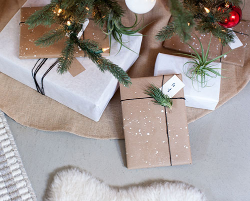 Emballage cadeau de Noël en papier kraft peint